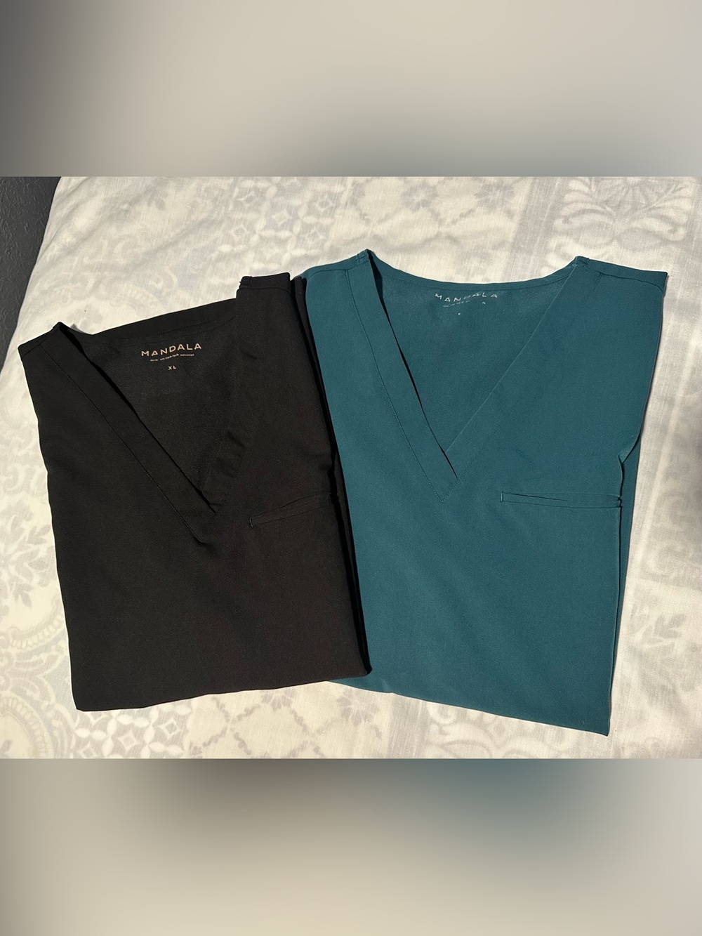 2 Mandala women’s V-Neck Scrub Tops in Black & Teal size XL